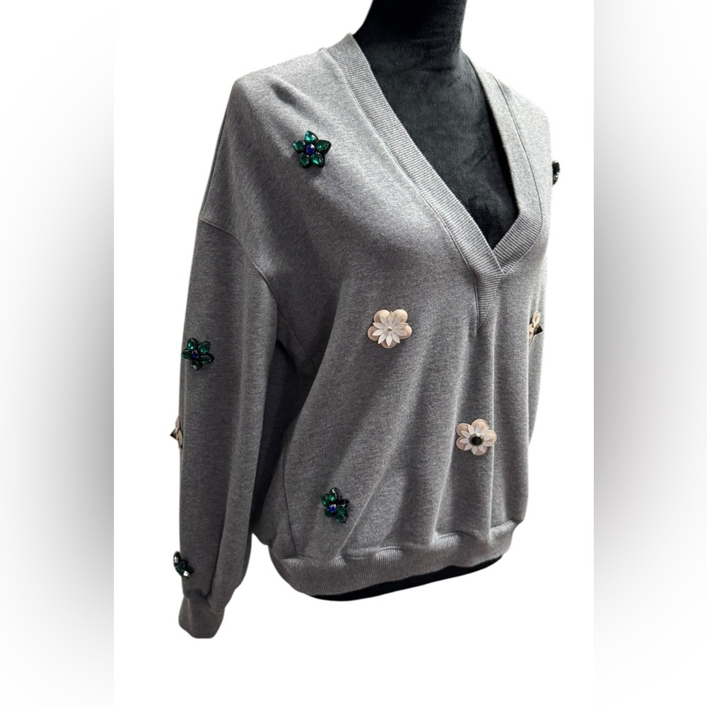 Endless Rose Women’s Gray Floral Embellished V-Neck Sweater Size Medium - Picture 2 of 9